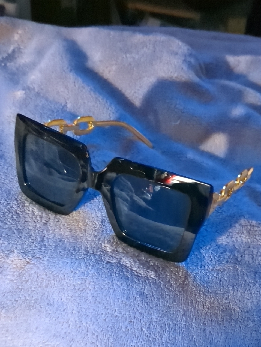 Women’s Oversized Square Sunglasses with Gold Chain Temples - Black